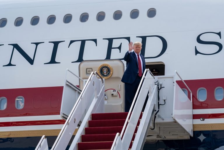NOVO AIR FORCE ONE REALIZA O PRIMEIRO VOO COM DONALD TRUMP